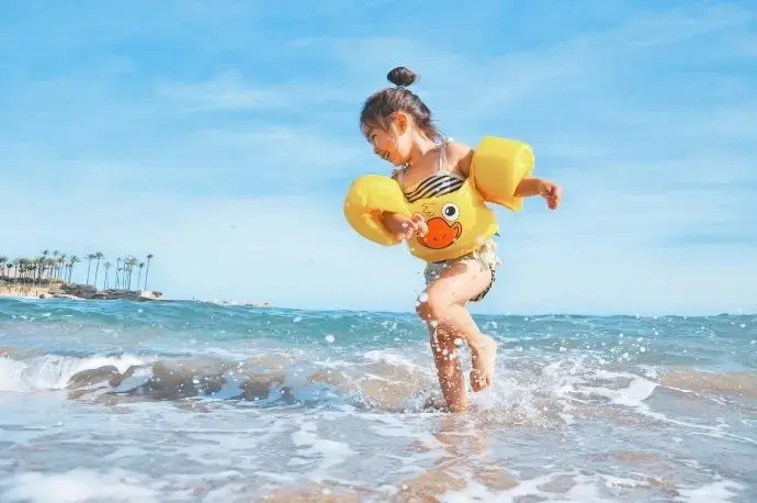 enfant à la mer avec de la crème solaire bio