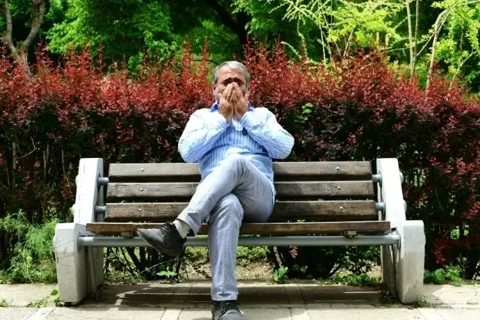 Personne allergique au polen entrain d'éternuer
