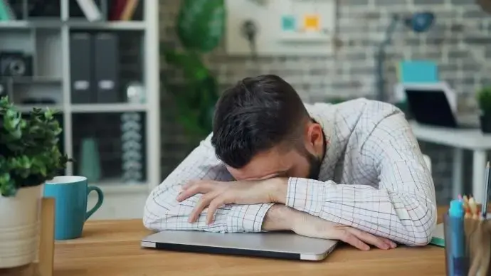 Personne stressée et fatiguée à cause de ses problèmes de sommeil