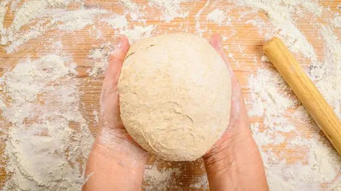 pétrissage du pain et formation du gluten