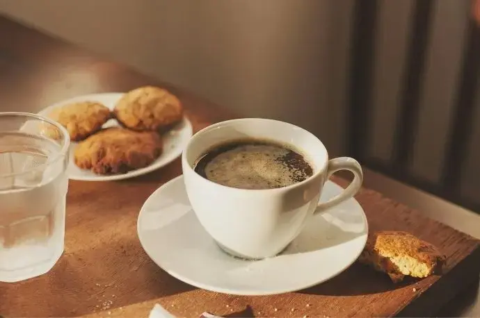 tasse de café pouvant déclencher une crise du syndrome de l'intestin irritable