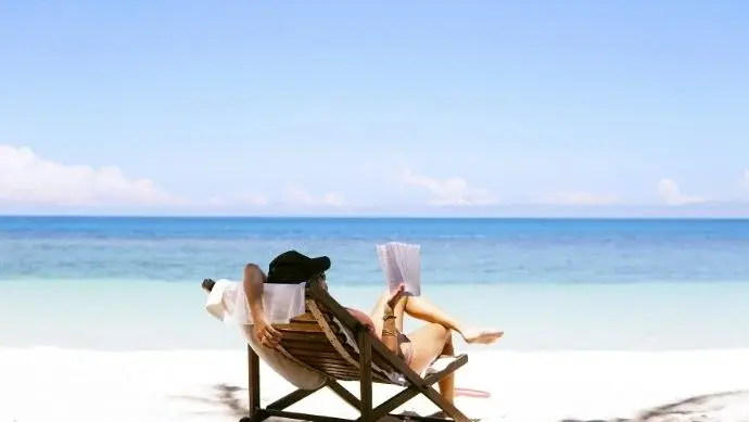 femme sur la plage entrain de se détendre