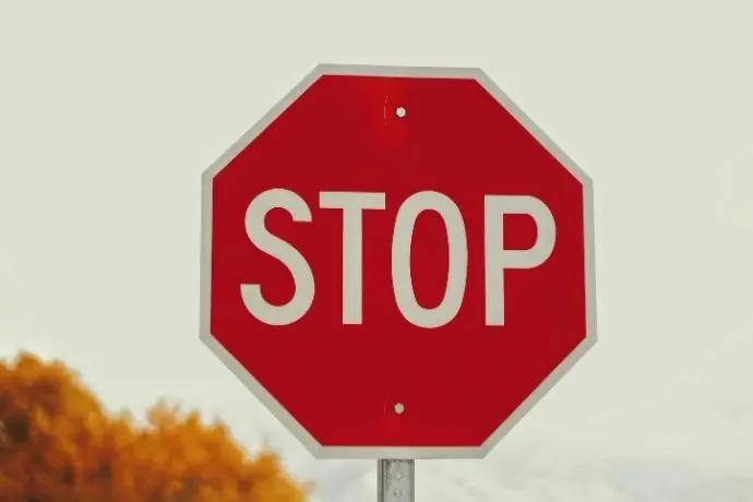 panneau stop symbolisant le message de votre corps lors d&#39;un burn out