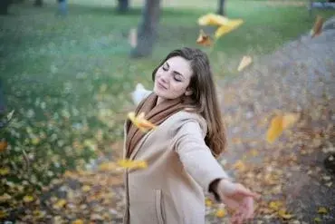 femme ouvrant les bras en signe de bienveillance et écoute