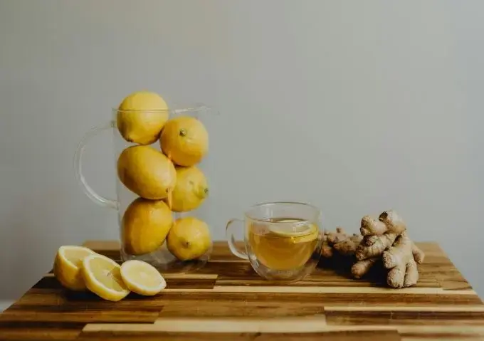 Infusion de thym, miel et gingembre pour le mal de gorge