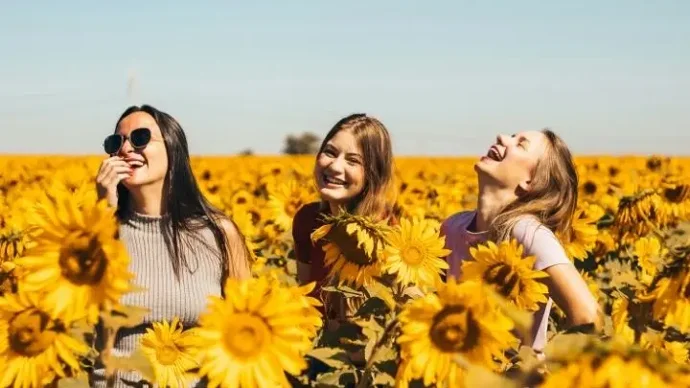 3 jeunes femmes souriantes d'avoir soulager leur quotidien