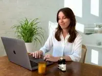 Marine Guyon entrain de rédiger les conseils d'un client